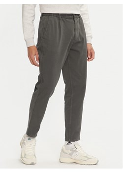 Tommy Jeans Chinosy Isaac DM0DM20693 Szary Slim Fit ze sklepu MODIVO w kategorii Spodnie męskie - zdjęcie 181116584
