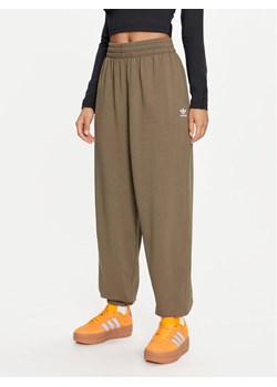 adidas Spodnie dresowe Essentials Fleece Boyfriend JIY9692 Khaki Loose Fit ze sklepu MODIVO w kategorii Spodnie damskie - zdjęcie 181116850