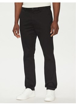 Tommy Jeans Chinosy Austin DM0DM20282 Czarny Slim Fit ze sklepu MODIVO w kategorii Spodnie męskie - zdjęcie 181116881