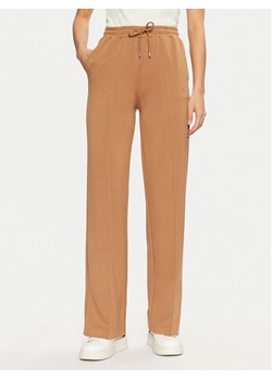 Guess Spodnie dresowe V5RB19 KCOB2 Brązowy Regular Fit ze sklepu MODIVO w kategorii Spodnie damskie - zdjęcie 181117104