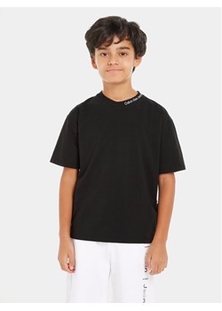 Calvin Klein Jeans T-Shirt Intrasia IB0IB02032 Czarny Relaxed Fit ze sklepu MODIVO w kategorii T-shirty chłopięce - zdjęcie 181117982
