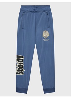 adidas Spodnie dresowe Graphic Track HK2831 Niebieski Regular Fit ze sklepu MODIVO w kategorii Spodnie chłopięce - zdjęcie 181118464