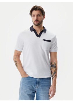 Guess Polo F5GP01 KC5Y1 Biały Regular Fit ze sklepu MODIVO w kategorii T-shirty męskie - zdjęcie 181118790