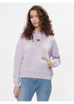 Tommy Jeans Bluza Badge DW0DW17326 Fioletowy Boxy Fit ze sklepu MODIVO w kategorii Bluzy damskie - zdjęcie 181118902
