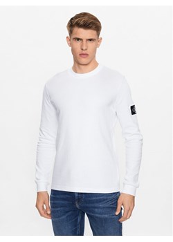 Calvin Klein Jeans Bluza J30J323485 Biały Regular Fit ze sklepu MODIVO w kategorii Bluzy męskie - zdjęcie 181119372