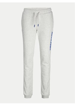 Jack&Jones Junior Spodnie dresowe Alvis 12259888 Szary Regular Fit ze sklepu MODIVO w kategorii Spodnie chłopięce - zdjęcie 181119871