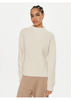 Calvin Klein Sweter K20K207426 Écru Relaxed Fit ze sklepu MODIVO w kategorii Swetry damskie - zdjęcie 181120683