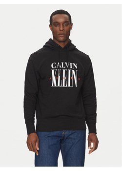 Calvin Klein Jeans Bluza Serif Font Graphic J30J327520 Czarny Regular Fit ze sklepu MODIVO w kategorii Bluzy męskie - zdjęcie 181120812