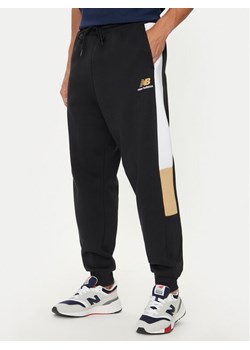 New Balance Spodnie dresowe MP43522BK Czarny Relaxed Fit ze sklepu MODIVO w kategorii Spodnie męskie - zdjęcie 181121283