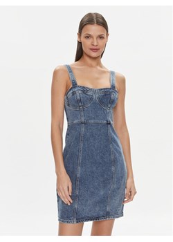 Tommy Jeans Sukienka jeansowa DW0DW17054 Niebieski Slim Fit ze sklepu MODIVO w kategorii Sukienki - zdjęcie 181121451