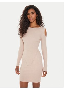 Guess Sukienka dzianinowa Emely W4YK08 Z3FF0 Różowy Regular Fit ze sklepu MODIVO w kategorii Sukienki - zdjęcie 181121641