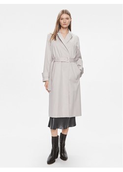 Calvin Klein Trencz Essential K20K206320 Szary Regular Fit ze sklepu MODIVO w kategorii Płaszcze damskie - zdjęcie 181122194