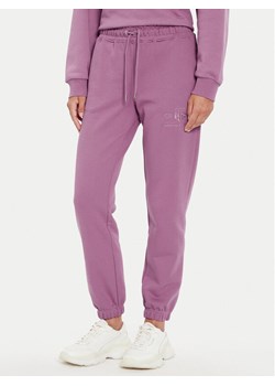 Gant Spodnie dresowe Tonal Archive Shield 4200709 Różowy Regular Fit ze sklepu MODIVO w kategorii Spodnie damskie - zdjęcie 181122890