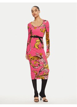 Versace Jeans Couture Sukienka codzienna 78HAO920 Różowy Regular Fit ze sklepu MODIVO w kategorii Sukienki - zdjęcie 181124090