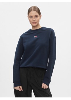 Tommy Jeans Bluza Badge DW0DW17325 Granatowy Regular Fit ze sklepu MODIVO w kategorii Bluzy damskie - zdjęcie 181124203