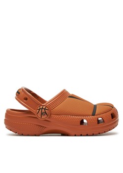 Crocs Klapki Classic Basketball Clog K 210156 Pomarańczowy ze sklepu MODIVO w kategorii Klapki dziecięce - zdjęcie 181124610