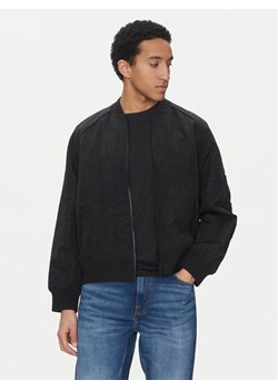 Calvin Klein Jeans Kurtka bomber J30J322938 Czarny Relaxed Fit ze sklepu MODIVO w kategorii Kurtki męskie - zdjęcie 181124931