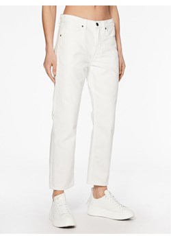 Calvin Klein Jeansy K20K205167 Biały Mom Fit - id: 0000301748588 - marki Calvin Klein - 181124973 Calvin Klein Jeansy K20K205167 Biały Mom Fit ze sklepu MODIVO w kategorii Jeansy damskie - zdjęcie 181124973