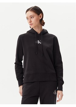 Calvin Klein Jeans Bluza Monologo J20J225358 Czarny Regular Fit ze sklepu MODIVO w kategorii Bluzy damskie - zdjęcie 181125233