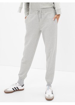 Gap Spodnie dresowe 463492-02 Szary Regular Fit ze sklepu MODIVO w kategorii Spodnie damskie - zdjęcie 181125554