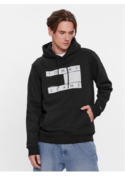 Tommy Jeans Bluza Flag Spray DM0DM17911 Czarny Regular Fit ze sklepu MODIVO w kategorii Bluzy męskie - zdjęcie 181125754
