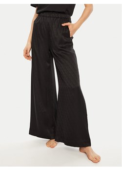 Calvin Klein Spodnie piżamowe 000QS7304E Czarny Relaxed Fit ze sklepu MODIVO w kategorii Piżamy damskie - zdjęcie 181125953