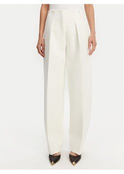 JACQUEMUS Spodnie materiałowe Le Pantalon Ovalo 24E241PA0791718 100 Biały Regular Fit ze sklepu MODIVO w kategorii Spodnie damskie - zdjęcie 181126111