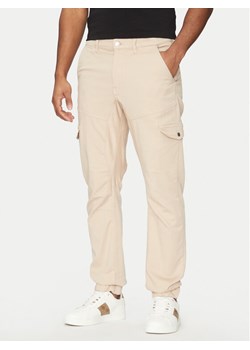Guess Spodnie materiałowe M5RB54 WGXY1 Beżowy Slim Fit ze sklepu MODIVO w kategorii Spodnie męskie - zdjęcie 181126222