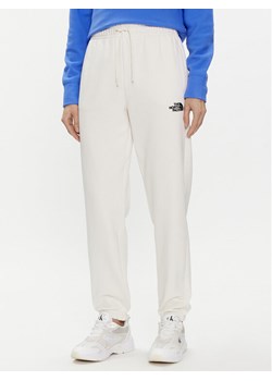 The North Face Spodnie dresowe Essential NF0A7ZJF Écru Relaxed Fit ze sklepu MODIVO w kategorii Spodnie damskie - zdjęcie 181126511