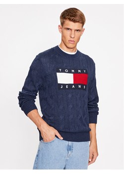 Tommy Jeans Sweter Flag DM0DM17762 Granatowy Relaxed Fit ze sklepu MODIVO w kategorii Swetry męskie - zdjęcie 181126512