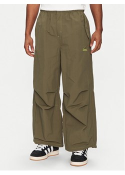 adidas Spodnie dresowe Parachute JD5416 Zielony Loose Fit ze sklepu MODIVO w kategorii Spodnie męskie - zdjęcie 181127113