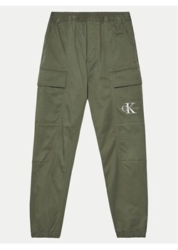 Calvin Klein Jeans Joggery Essential IB0IB02270 Zielony Regular Fit ze sklepu MODIVO w kategorii Spodnie chłopięce - zdjęcie 181127254