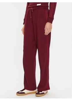 Tommy Hilfiger Spodnie dresowe UW0UW04771 Bordowy Relaxed Fit ze sklepu MODIVO w kategorii Spodnie damskie - zdjęcie 181127322