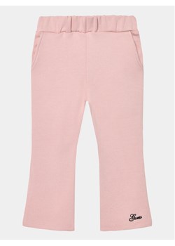 Guess Spodnie materiałowe K3BQ12 KAD74 Różowy Relaxed Fit ze sklepu MODIVO w kategorii Spodnie dziewczęce - zdjęcie 181127451