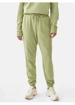 Tatuum Spodnie dresowe Senti 1 T2420.142B Zielony Relaxed Fit ze sklepu MODIVO w kategorii Spodnie damskie - zdjęcie 181128301