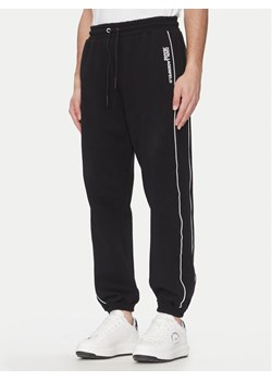 Karl Lagerfeld Jeans Spodnie dresowe A2M10098 Czarny Regular Fit ze sklepu MODIVO w kategorii Spodnie męskie - zdjęcie 181128431