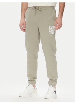 Calvin Klein Jeans Spodnie dresowe Painted J30J327535 Zielony Regular Fit ze sklepu MODIVO w kategorii Spodnie męskie - zdjęcie 181128824