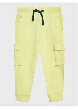 Guess Spodnie dresowe N3GQ11 KA6R0 Żółty Relaxed Fit ze sklepu MODIVO w kategorii Spodnie dziewczęce - zdjęcie 181129023