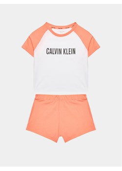 Calvin Klein Underwear Piżama G80G800618 Koralowy Regular Fit ze sklepu MODIVO w kategorii Piżamy dziecięce - zdjęcie 181129370