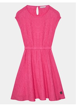 Calvin Klein Jeans Sukienka codzienna IG0IG02484 Różowy Regular Fit ze sklepu MODIVO w kategorii Sukienki dziewczęce - zdjęcie 181129590