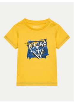 Guess T-Shirt N4YI00 K8HM4 Żółty Regular Fit ze sklepu MODIVO w kategorii T-shirty chłopięce - zdjęcie 181129634