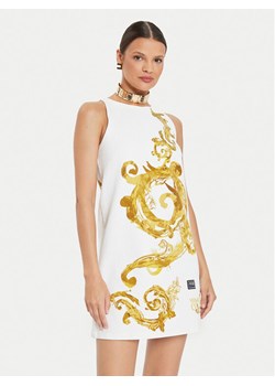 Versace Jeans Couture Sukienka codzienna 76HAO99P Biały Regular Fit ze sklepu MODIVO w kategorii Sukienki - zdjęcie 181130304