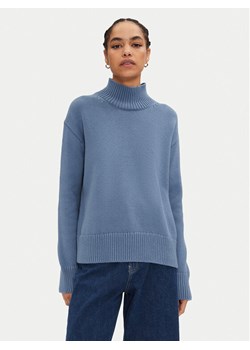Calvin Klein Golf K20K207437 Niebieski Regular Fit ze sklepu MODIVO w kategorii Swetry damskie - zdjęcie 181130573