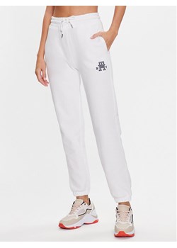 Tommy Hilfiger Spodnie dresowe WW0WW40083 Biały Tapered Fit ze sklepu MODIVO w kategorii Spodnie damskie - zdjęcie 181131511