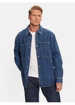 Calvin Klein Jeans Koszula jeansowa J30J326836 Niebieski Regular Fit ze sklepu MODIVO w kategorii Koszule męskie - zdjęcie 181131920