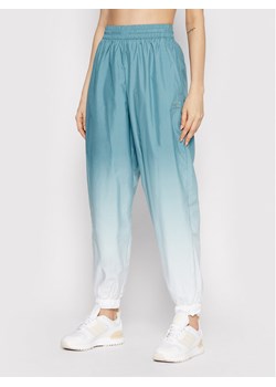 adidas Spodnie dresowe adicolor 3D Trefoil GN2850 Zielony Loose Fit ze sklepu MODIVO w kategorii Spodnie damskie - zdjęcie 181132182