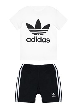 adidas Komplet t-shirt i szorty sportowe Trefoil FI8318 Czarny Regular Fit ze sklepu MODIVO w kategorii Komplety chłopięce - zdjęcie 181132511