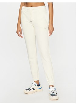 Gant Spodnie dresowe Reg Tonal Shield 4200709 Écru Regular Fit ze sklepu MODIVO w kategorii Spodnie damskie - zdjęcie 181132521