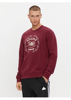 adidas Bluza Graphics Archive Crew Sweatshirt IC5770 Czerwony Regular Fit ze sklepu MODIVO w kategorii Bluzy męskie - zdjęcie 181132990