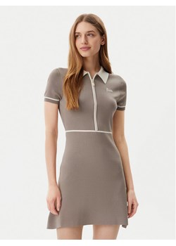 Guess Sukienka dzianinowa V5GK00 Z3D60 Brązowy Regular Fit ze sklepu MODIVO w kategorii Sukienki - zdjęcie 181133100